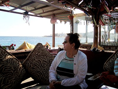 Město Dahab, Sinaj. Káva v pobřežní kavárně *