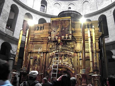 Jeruzalém. Aedicula, vstup do podzemí chrámu sv. Hrobu, kde je  hrob Krista. *