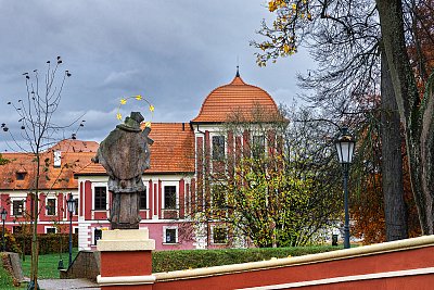 Ostrov - sv.Jan Nepomucký se dívá na Palác princů