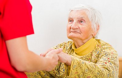Babi, tohle nesmíš dělat! Přehnaná péče příbuzným škodí