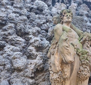 za Herkulem vykukuje maska