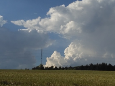 Nebe nad strništěm.