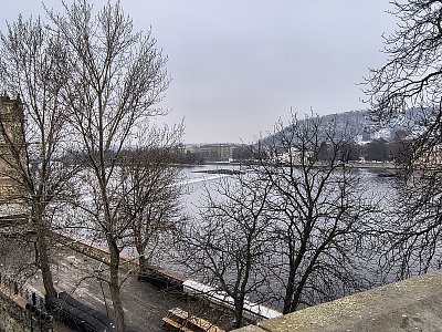 I zima hřeje...*