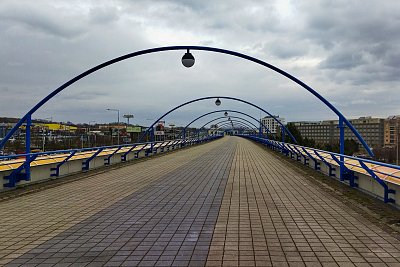 Modré pondělí pod šedivým nebem*