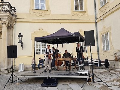 Ve Valticích na zámku *