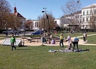 Dětský kout v jarním parku V. Havla