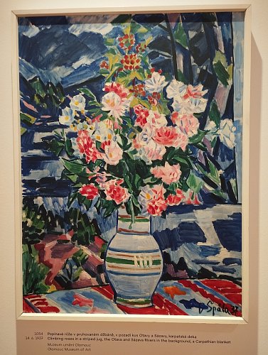 Popínavé růže v pruhovaném džbáně