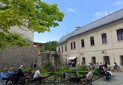 Pohoda na nádvoří hradu