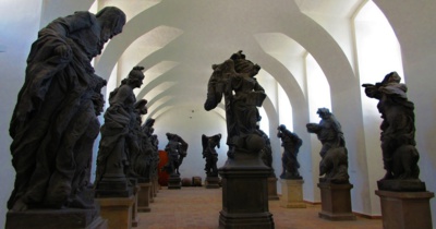 Sochy ctnosti a neřesti na KUKSU