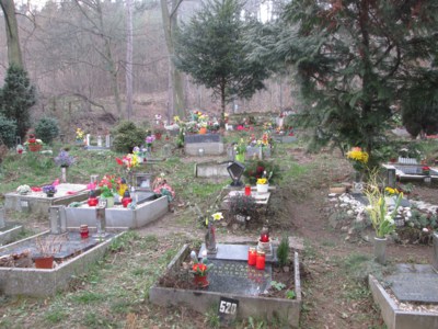 Veselé Velikonoce na smutném hřbitově