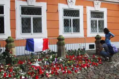 Před francouzskou ambasádou-nevinným obětem z Nice