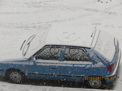 Vnučka "vymalovala" dědovo auto....