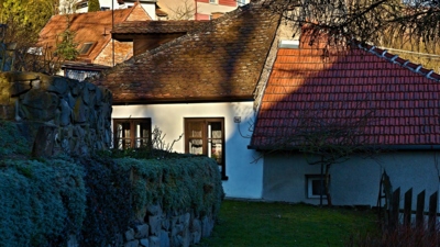 V podzámčí.