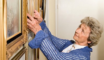 Velký byt se často ve stáří stává velkým problémem. Osamělí lidé se ale mnohdy stěhovat do menšího nechtějí
