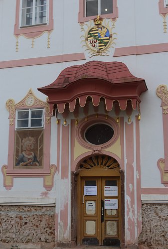 Vstupní dveře do zámku