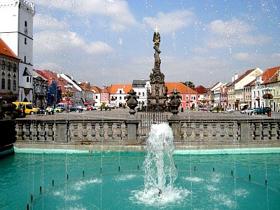 Kadaň. Příjemné náměstí s kašnou.