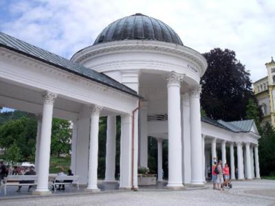 Karolinin pramen v Mariánských Lázních-pavilon