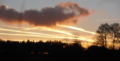 Kdo to čmárá po obloze