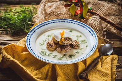 Dubnové recepty z kvalitních surovin obarvené Velikonocemi