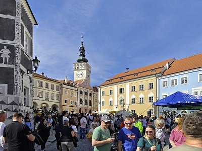 Dole plno, jdu nahoru *