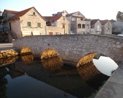 Svítání pod mostem