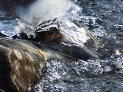 Divoká řeka v zimně