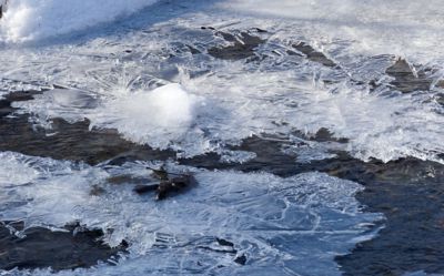 Poslední záchvěv zimy na potoku...