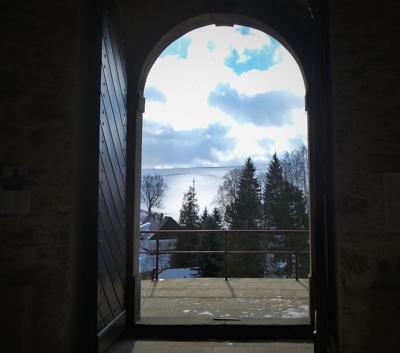 Otevřené dveře kostela v Neratově