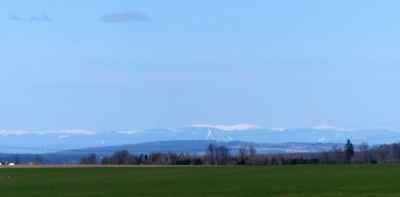 Bílé Krkonoše a zelené pole - pohled 26.3. z ústecko-orlicka