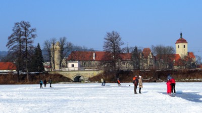 Zamrzlý Blatský rybník  se  strakonickým  hradem