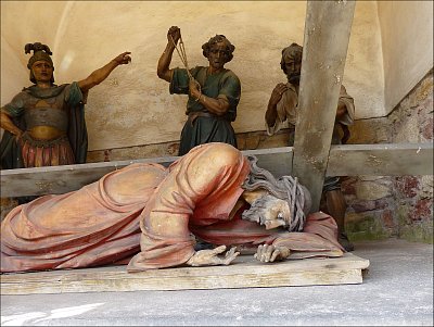 Ježíš Kristus pod křížem padá *