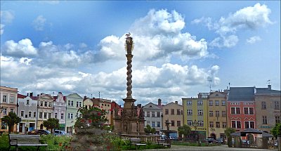 Dvanáctimetrový šroubovitý mariánský  sloup od Brokoffa na broumovském náměstí je je vytesán z jednoho kusu kamene,1728  byl osazen kopií gotické Madony z kláštera