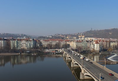 Pod námi teče Vltava