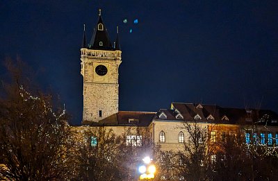 Andělská formace nad Staroměstskou radnicí