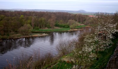 Před soutokem v Mělníku s Řípem vzadu