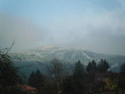 Na kopci svítí slunce