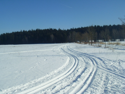 Ještě jsou i lyžařské stopy...