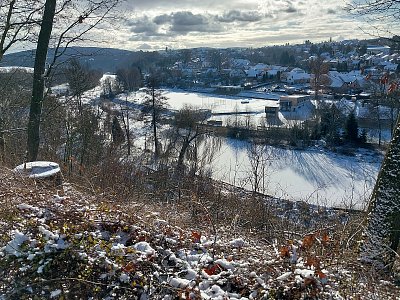 Voda teče i pod sněhovým příkrovem *