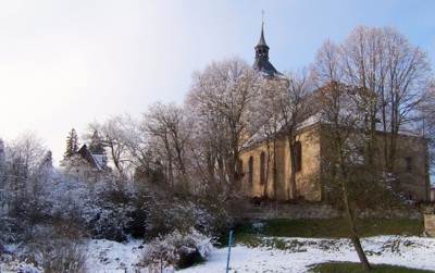 Schovaný mezi stromy