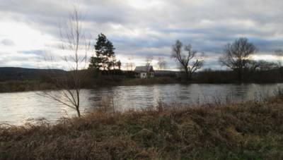 Stará chata za řekou