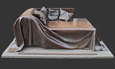 USAĎ SE A ROZJÍMEJ - VSTAŇ A KONEJ .... před rodným domem Sigmunda Freuda v Příboře