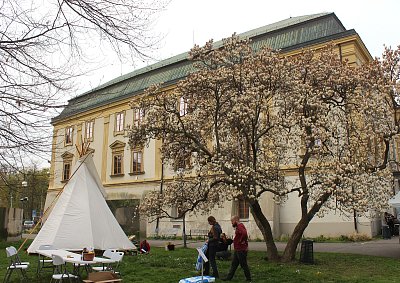 Před zámkem se něco chystá