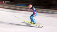 Většina skokanů doskakuje s lyžemi blízko sebe a přiklepne je na sníh