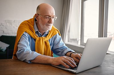 Josef (76): Dřív jsem si pro důchod chodil, dnes mi přijde rovnou na účet - a ještě na tom ušetřím