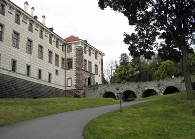 cesta-k-zamku.jpg
