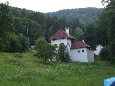 chata-u-vody-na-konci-jednoho-taboriste..jpg