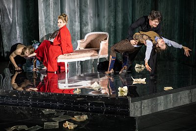 Kolotoč vášně, intrik a zklamání