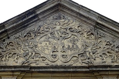 dsc01306-doksany-detail-na-budove-konventu-1.jpg