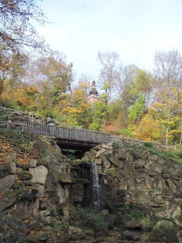 dscn0435-oba-vodopady-a-nad-nimi-kostelik-2.jpg
