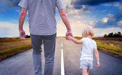 Mladí muži čím dál častěji pečují o děti. Staří se tomu diví
